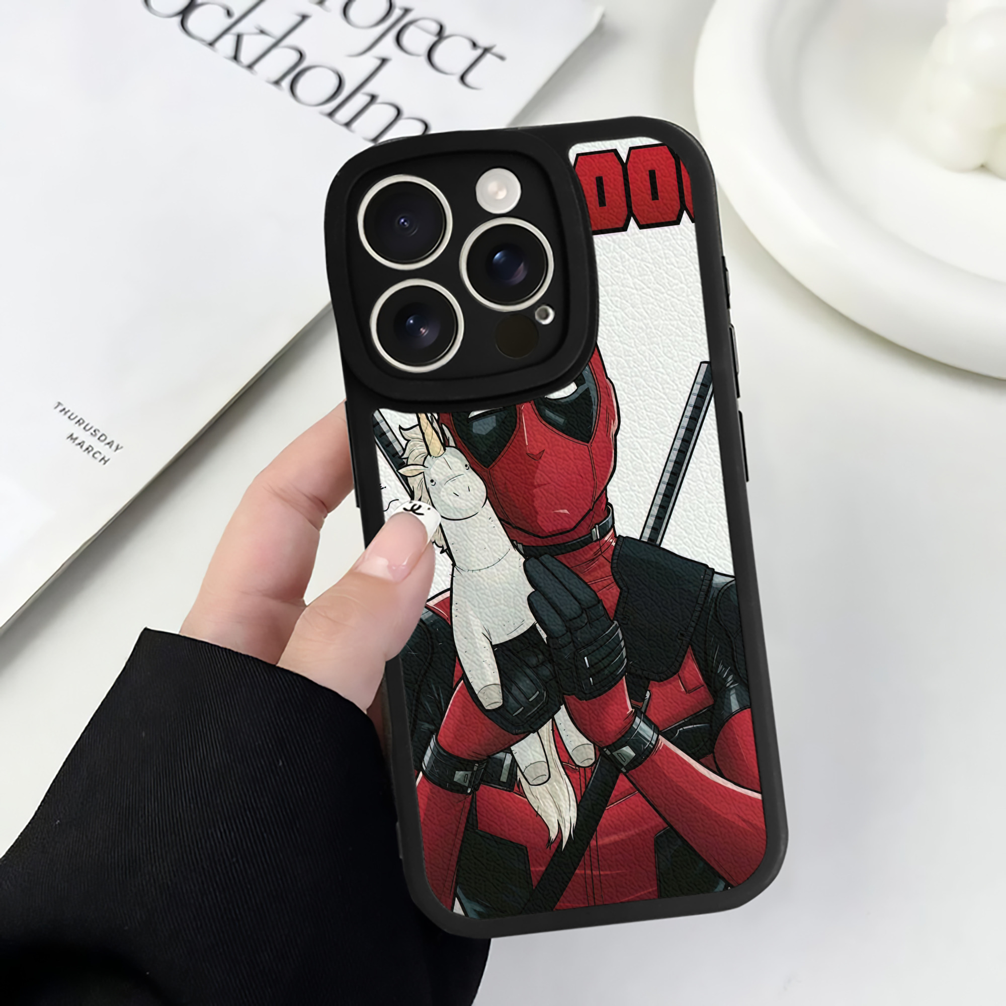 （画像用） Deadpool デッドプール 【iPhone 16シリーズ対応】シリコンスマホケース（レザー調） 材質：シリコン